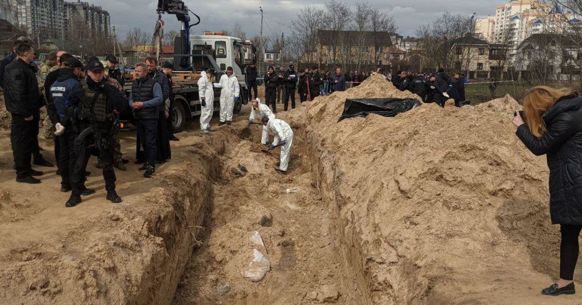 У Бучі розпочалася ексгумація тіл, похованих у братській могилі