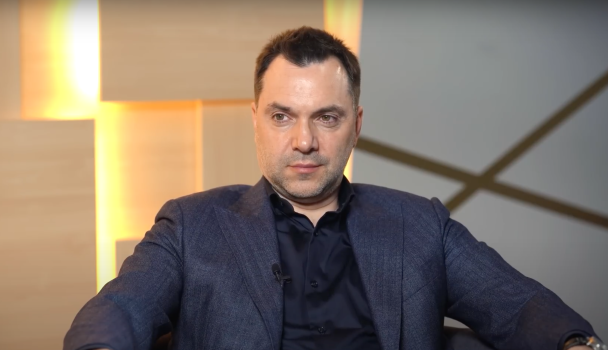 Зеленский ввел в действие санкции СНБО против Арестовича: кто еще вошел в список