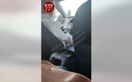 В Киеве таксист читал книгу, пока вез клиента: видео