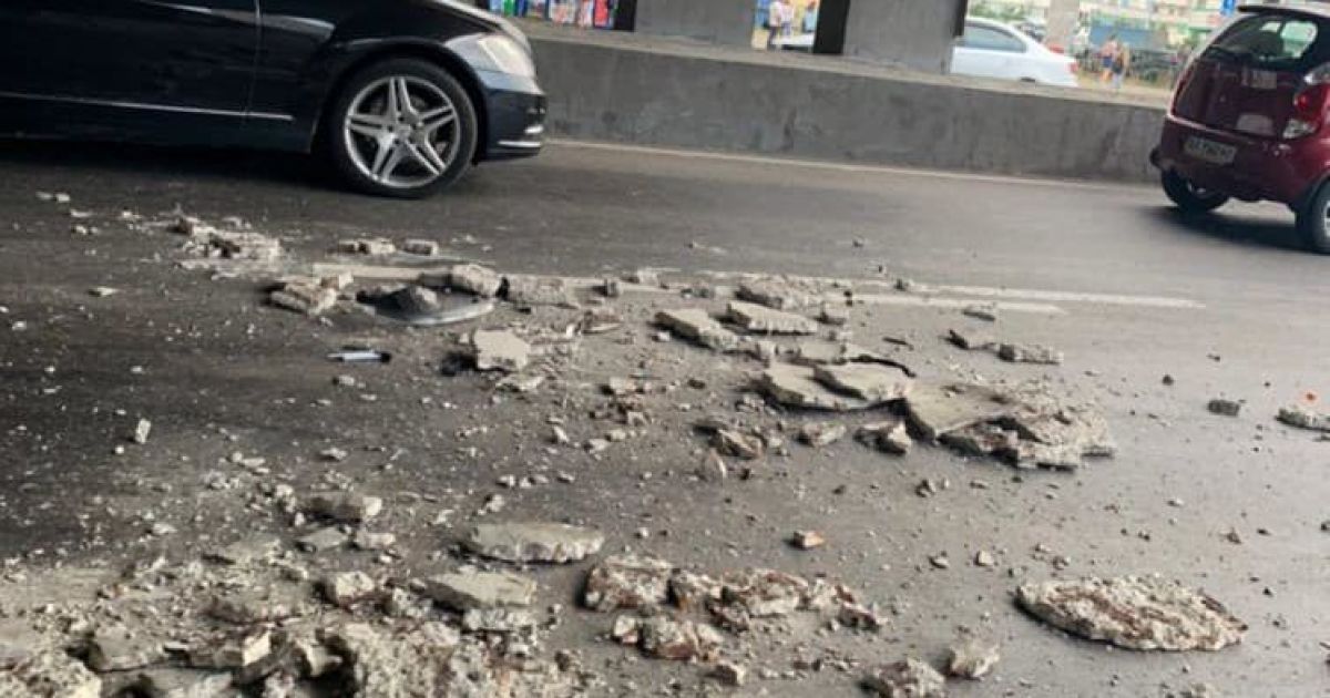 "Втомився ще один". У Києві на Осокорках шматок моста впав на автомобіль