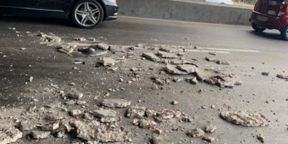 "Устал еще один". В Киеве на Осокорках кусок моста упал на автомобиль