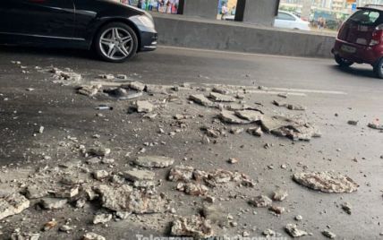 "Устал еще один". В Киеве на Осокорках кусок моста упал на автомобиль