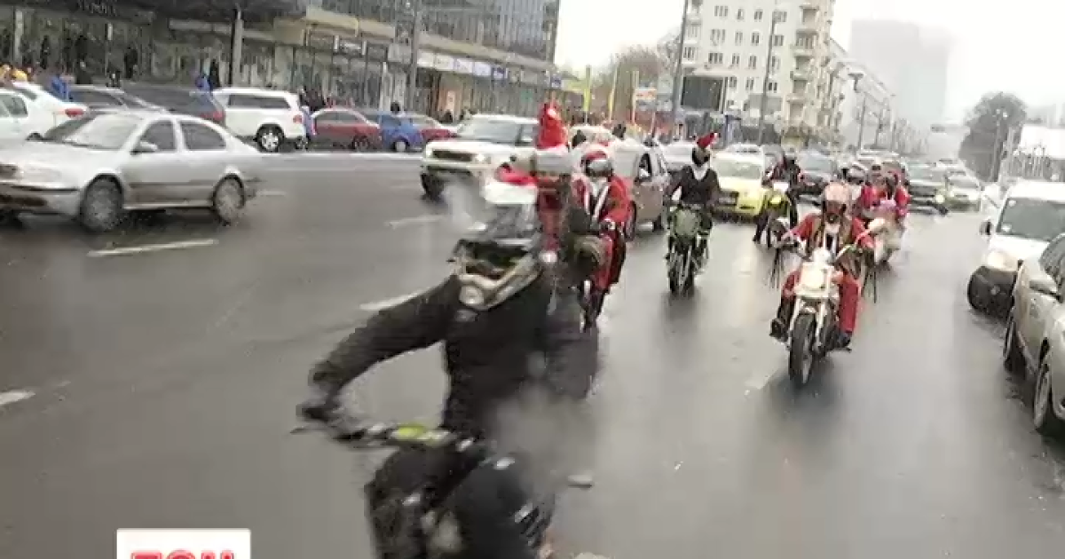 В Киеве байкеры устроили новогодний мотопробег