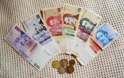 В Аргентине национальная валюта упала на 50% в течение одного дня