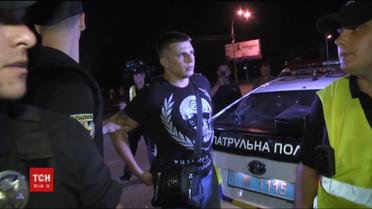 В Киеве водитель на BMW влетел в припаркованные машине, угрожал свидетелям и пытался скрыться