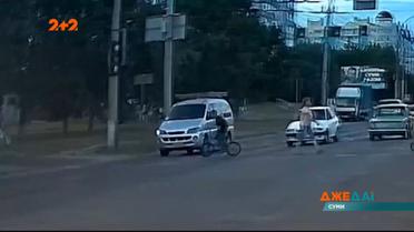 У Сумах велосипедист поїхав через перехід і втрапив у ДТП – хлопець у лікарні