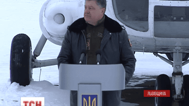 Президент вручив військовим на Львівщині ключі від квартир і техніку