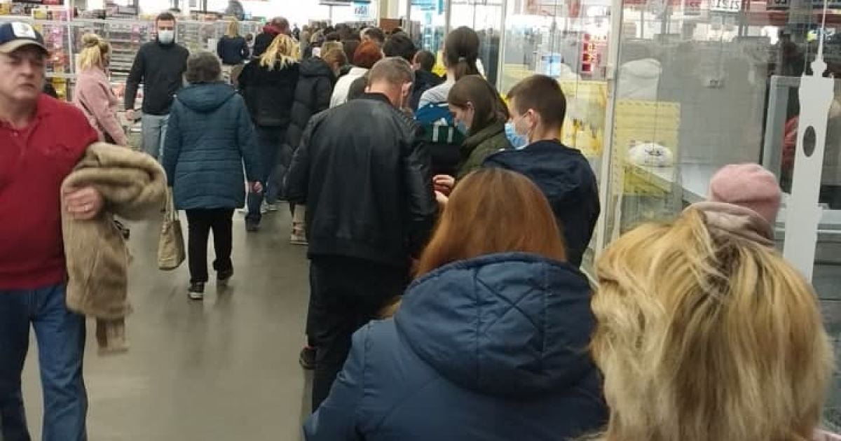 Кияни продовжують стояти у довжелезних чергах на вакцинацію: фото
