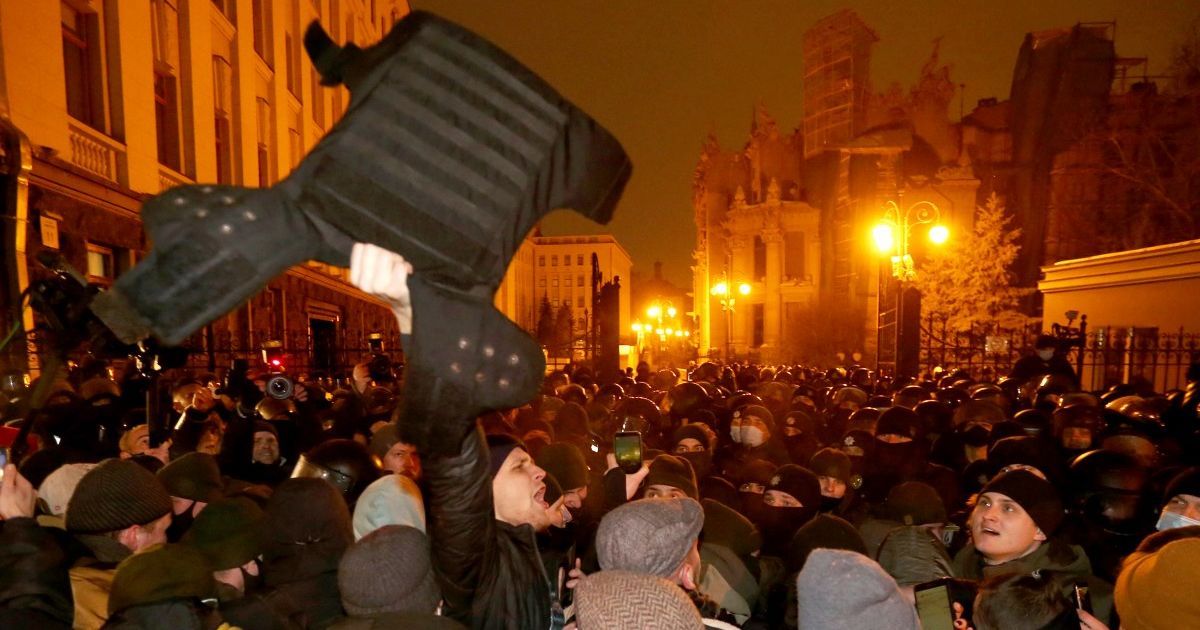 Сутички, затримання та потерпілі: як минув мітинг на підтримку Стерненка біля Офісу президента