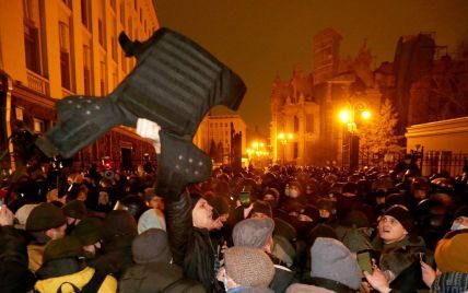 Сутички, затримання та потерпілі: як минув мітинг на підтримку Стерненка біля Офісу президента