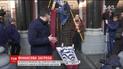Бывшие бойцы АТО и общественные активисты принесли под стены Нацбанка гроб