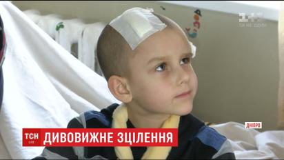 Мальчик, которому лезвие газонокосилки пробило череп и мозг, начал ходить и разговаривать