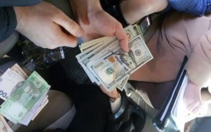 В Украине за сутки полиция задержала десять взяточников и изъяла у них более миллиона гривен