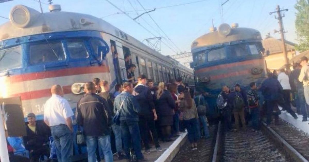 У Львові близько 200 розлючених пасажирів на півтори години заблокували рух електрички