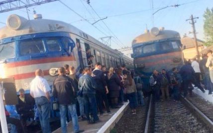 У Львові близько 200 розлючених пасажирів на півтори години заблокували рух електрички