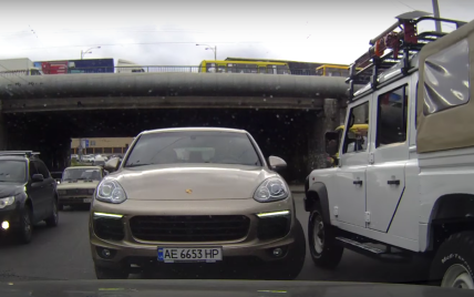 В Киеве парень проучил наглого водителя Porsche Cayenne (Видео)