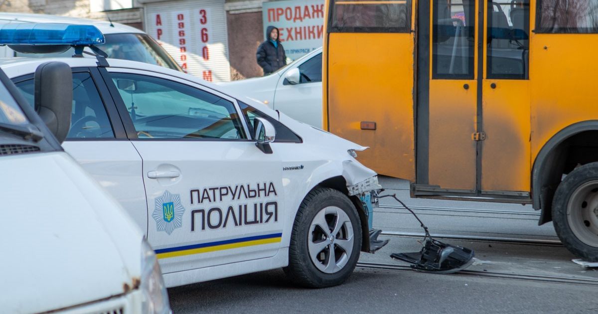 Машина патрульных врезалась в маршрутку с пассажирами в Днепре