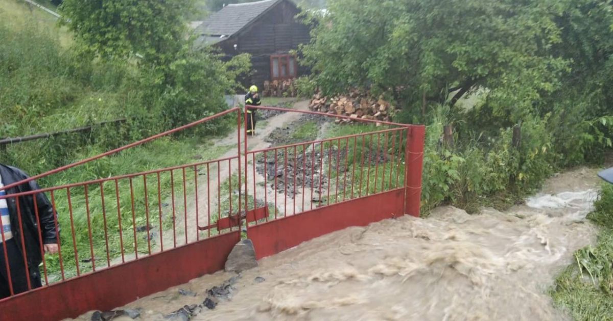 На Рахівщину налетіла потужна злива - велика вода затопила будинки, городи, змила дороги