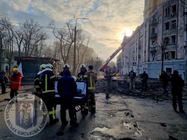 Через падіння уламків російських ракет у Києві є руйнування / © КМДА
