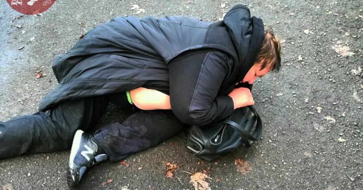 У Києві п'яна жінка-водій випала з машини та почала засинати