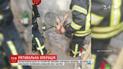 Чоловік поліз у вузький люк за загубленим телефоном і застряг там