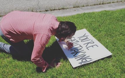 Фанатка Кіану Рівза поставила плакат "Ти приголомшливий" біля будинку. Актор прийшов із відповіддю