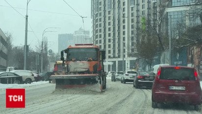 Київ застряг в заторах через снігопади!