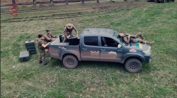 Дуа Ліпа допомогла придбати пікап для евакуації поранених військових