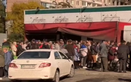 В оккупированном Мариуполе выстроилась огромная очередь за гуманитаркой (видео)