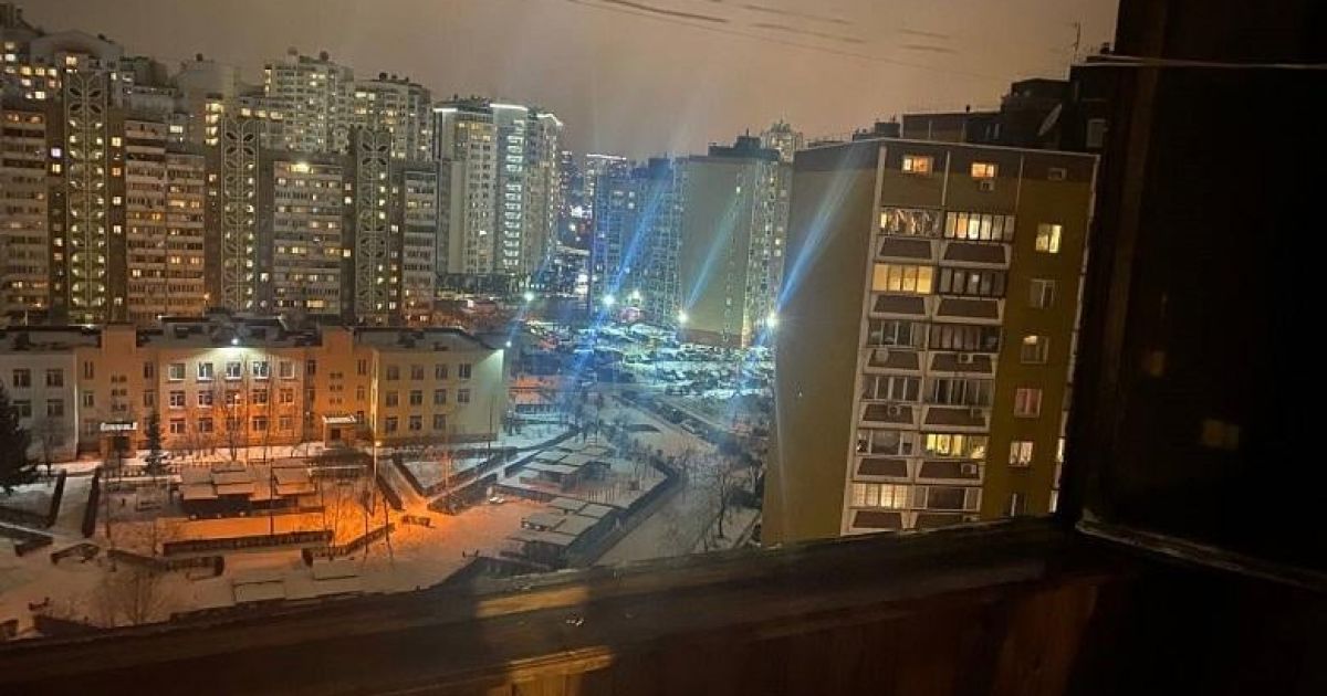 Годину вмовляли злізти: у Києві жінка намагалась стрибнути із 3-річною дитиною з 12 поверху (відео)
