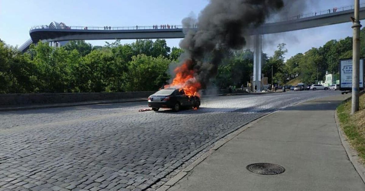 У центрі Києва посеред дороги згорів легковик
