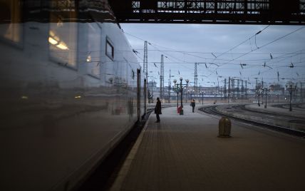 После карантина "Укрзализныця" наконец запустила поезда: как встречали первых пассажиров