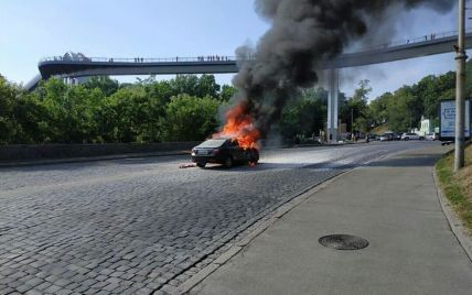 В центре Киева посреди дороги сгорела легковушка