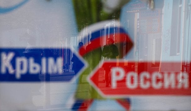 У Криму наростає паніка: люди масово тікають, у черзі біля Керченського мосту сотні авто (фото)