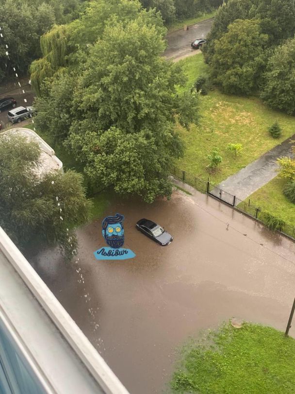 Во Львове затопило улицы. Фото: "Львович"