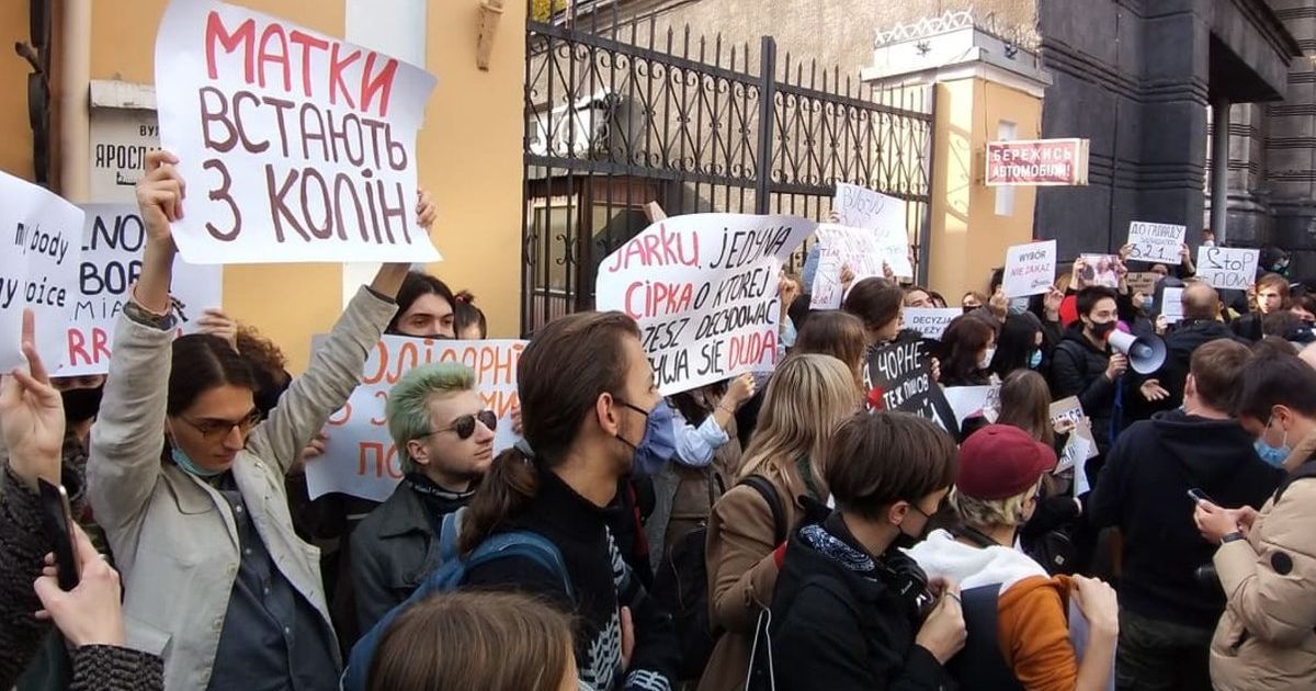 В Киеве под посольством Польши протестуют против запрета абортов: видео