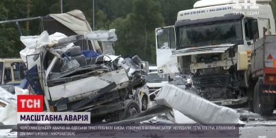 На трасі "Київ-Одеса" сталась аварія за участю двох вантажівок та мікроавтобуса