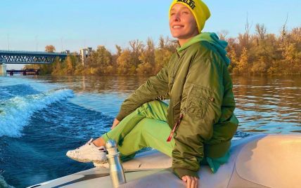 У м'ятному костюмі і шапці: Катя Осадча покаталася на яхті Дніпром