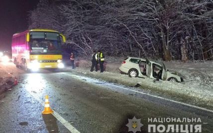 Вырвало колеса: под Тернополем столкнулись рейсовый микроавтобус и автомобиль, 9 пострадавших (фото)