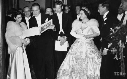 Цей день в історії: королева Єлизавета з дочкою принцесою Маргарет у вечірньому вбранні до театру ходили