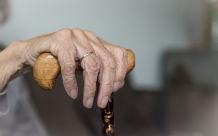Привласнили квартиру 93-річної киянки і хотіли запроторити її до спецзакладу: затримано шахраїв