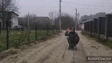Під Львовом чоловіка катали на санчатах багнюкою та калюжами