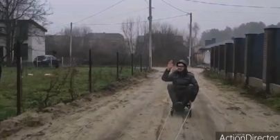 Під Львовом чоловіка катали на санчатах багнюкою та калюжами