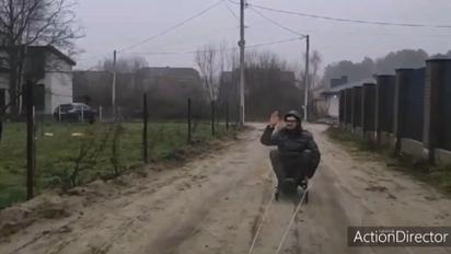Под Львовом мужчину катали на санках по грязи и лужах
