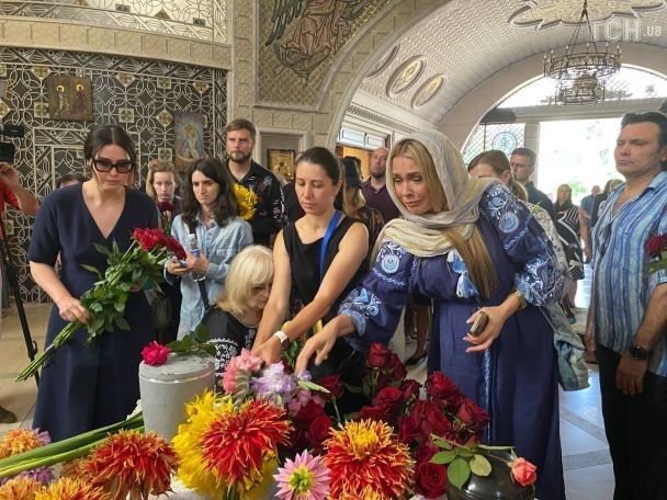 Ольга Сумська на прощанні з Русланою Писанкою / © ТСН.ua
