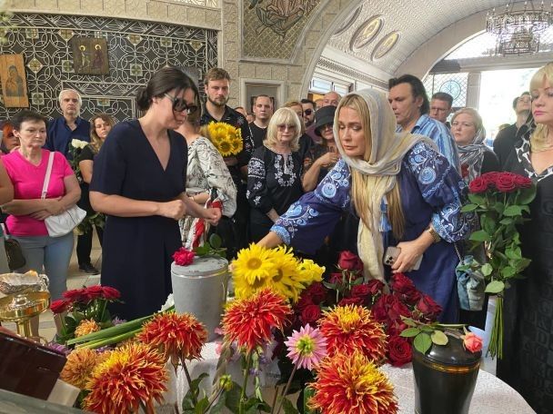 Ольга Сумська на прощанні з Русланою Писанкою / © ТСН.ua