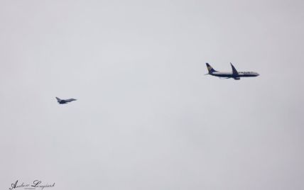 Британские истребители подняли в небо через сигнал опасности в самолете Ryanair