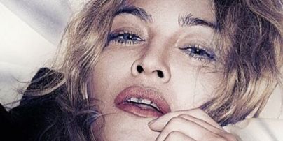 Скандальная Мадонна "разместила" Хиллари Клинтон между ног и разделась