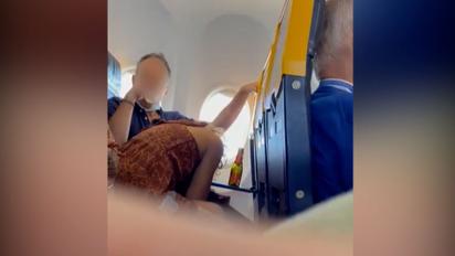 Оральный секс на высоте: пассажир крупнейшего европейского лоукостера снял пикантное видео