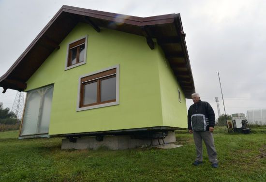 Дружина скаржилася на одноманітні краєвиди з вікна: архітектор-самоук побудував будинок, який обертається